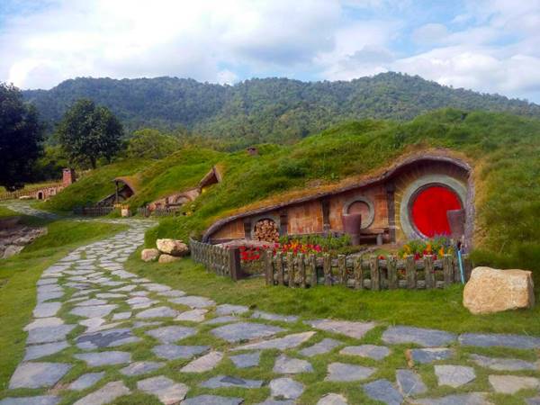 Tempat Wisata Rumah Hobbit Di Indonesia